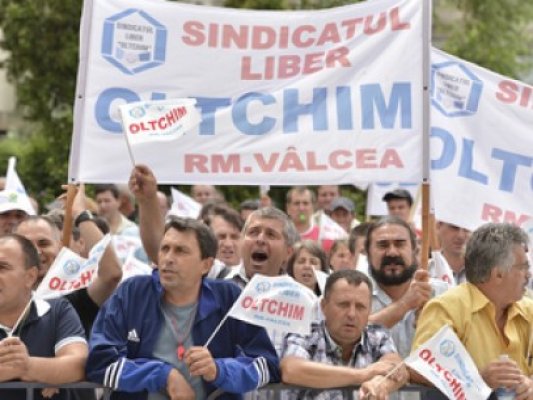 Guvernul nu mai acordă ajutoare sociale angajaţilor Oltchim, invocând că aceştia au primit salariile